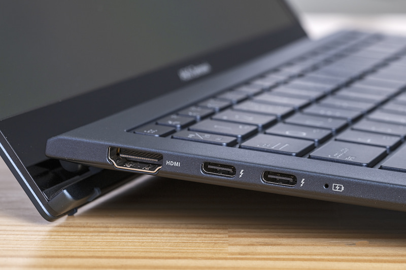 左側面にHDMI出力、Thunderbolt 4×2