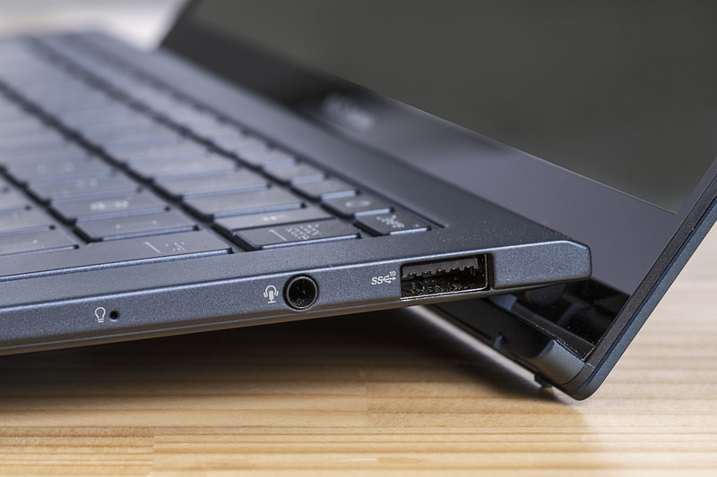 右側面にUSB 3.2 Gen 2、ヘッドセット端子。有線LANは非搭載だ