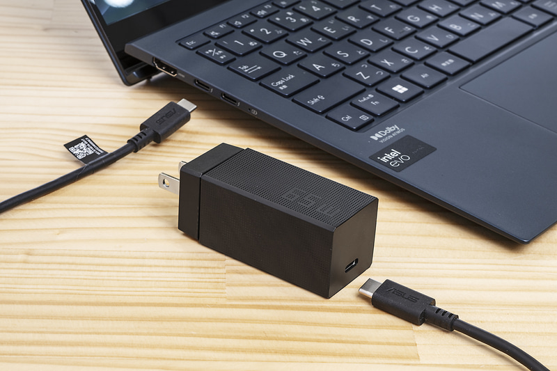 充電用には65WのUSB PD対応充電器が付属する