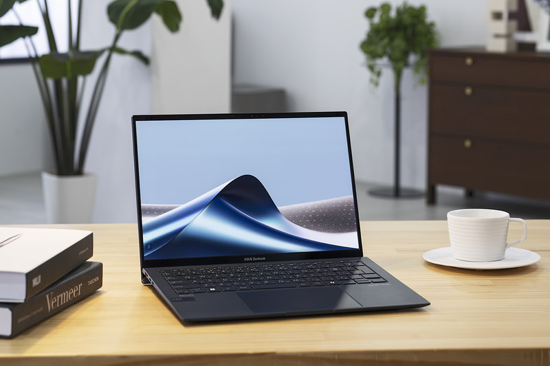 ASUSの13.3型モバイルノート「<a href="https://jp.store.asus.com/store/asusjp/ja_JP/pd/productID.5859379300/varProductID.5859379300/categoryID.5253613700" class="n" target="_blank">Zenbook S 13 OLED UX5304MA</a>」(型番 : UX5304MA-I7321W)。直販価格は23万9,800円