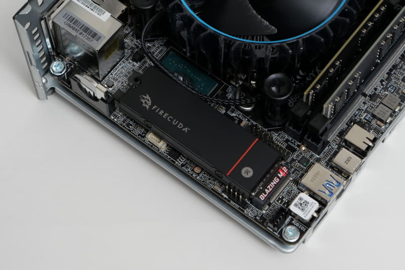 PCIe 5.0x4対応のM.2スロットに検証用SSDを装着してWindows 11 Home 64bitをインストールし、検証を行なった