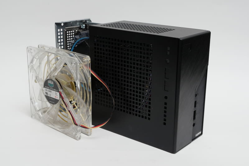 SSDの発熱を考慮し、検証時にはこのようにファンを装着し、SSDにエアフローが届くよう配慮した