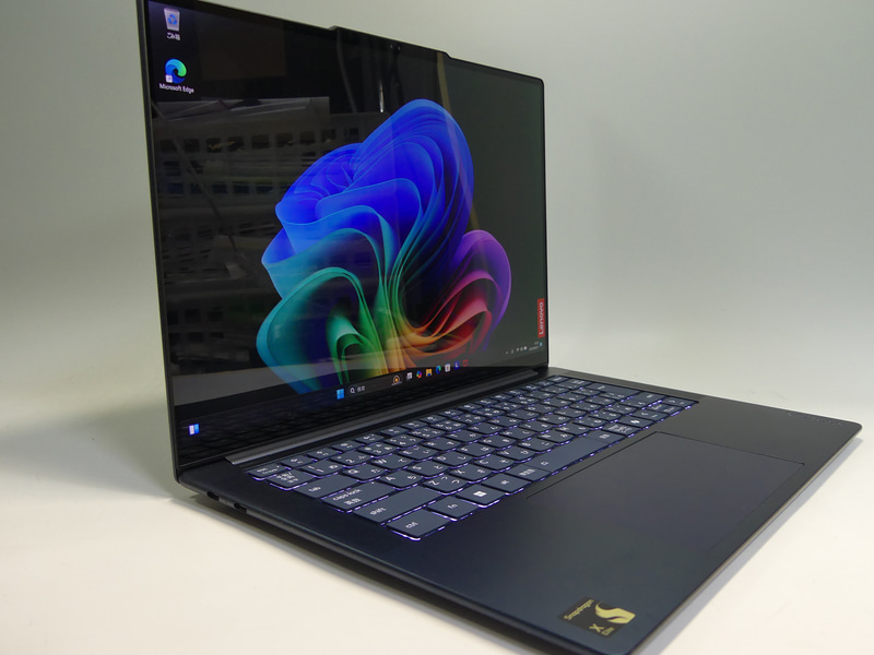 スリムでリーズナブルなのにタッチ対応で、メモリ32GB搭載の「<a href="https://www.lenovo.com/jp/ja/p/laptops/yoga/yoga-slim-series/yoga-slim-7x-gen-9-(14-inch-snapdragon)/len101y0049" class="n" target="_blank">Lenovo Yoga Slim 7x Gen 9</a>」