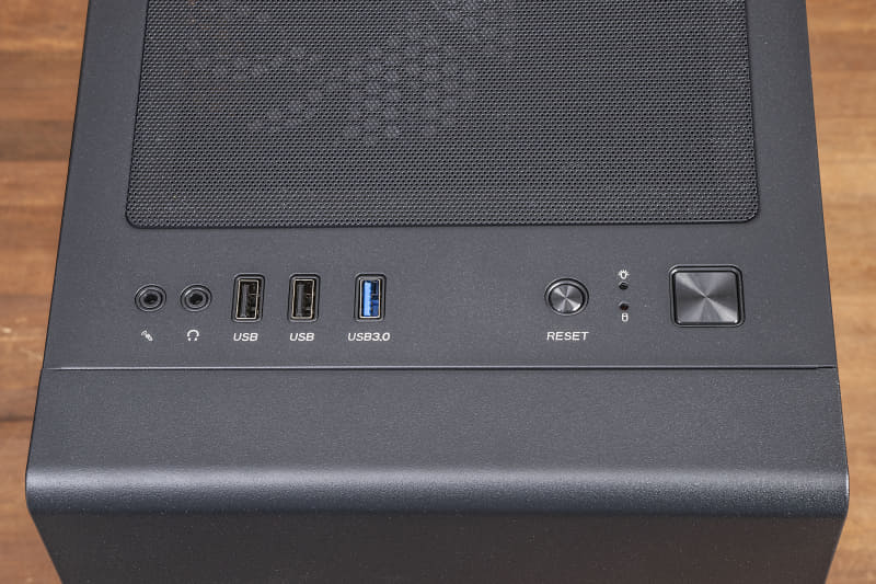 上部にはUSB 3.0×1、USB 2.0×2、マイク入力、ヘッドフォン出力が用意されている