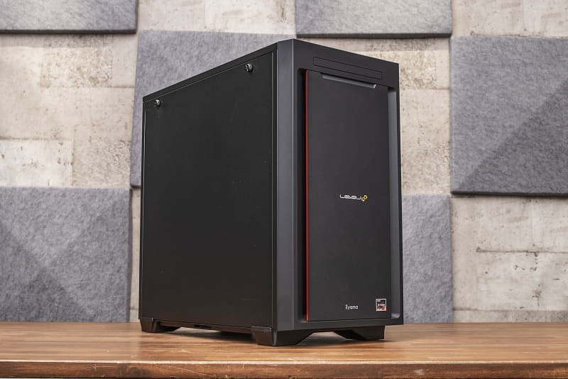 LEVEL∞のミニタワーモデル「M-Class」。スッキリとしたスマートなデザインで両サイドは内部の見えないスチールタイプだ