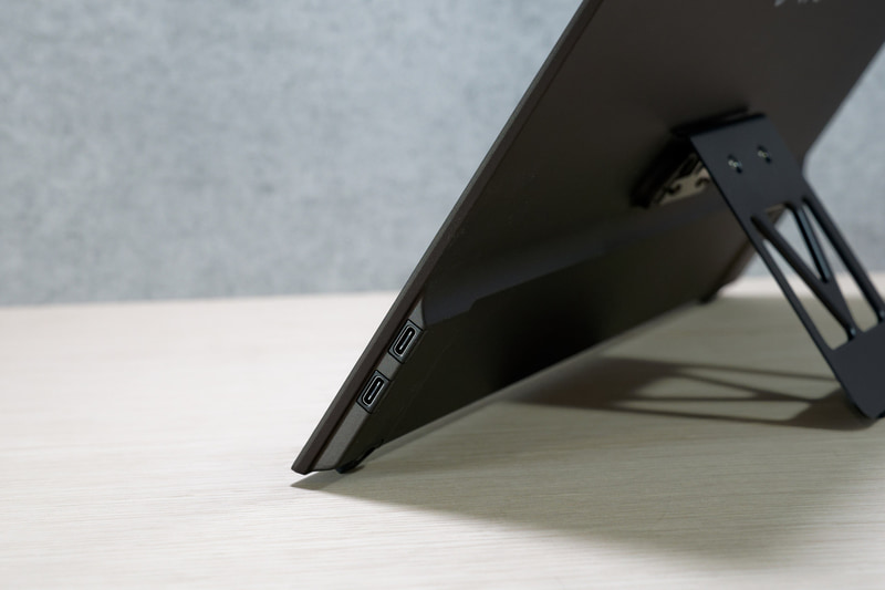 Type-Cポート2個を右側面に用意