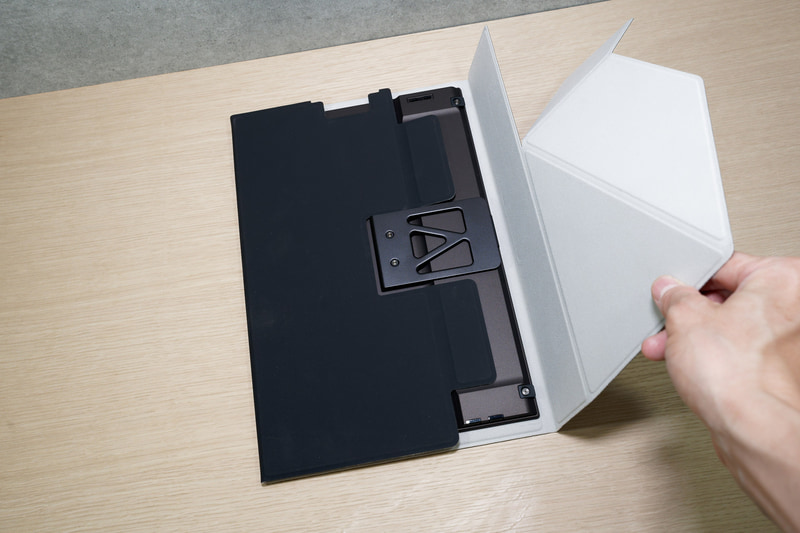 開いたカバーの中央に置いて折りたためば……