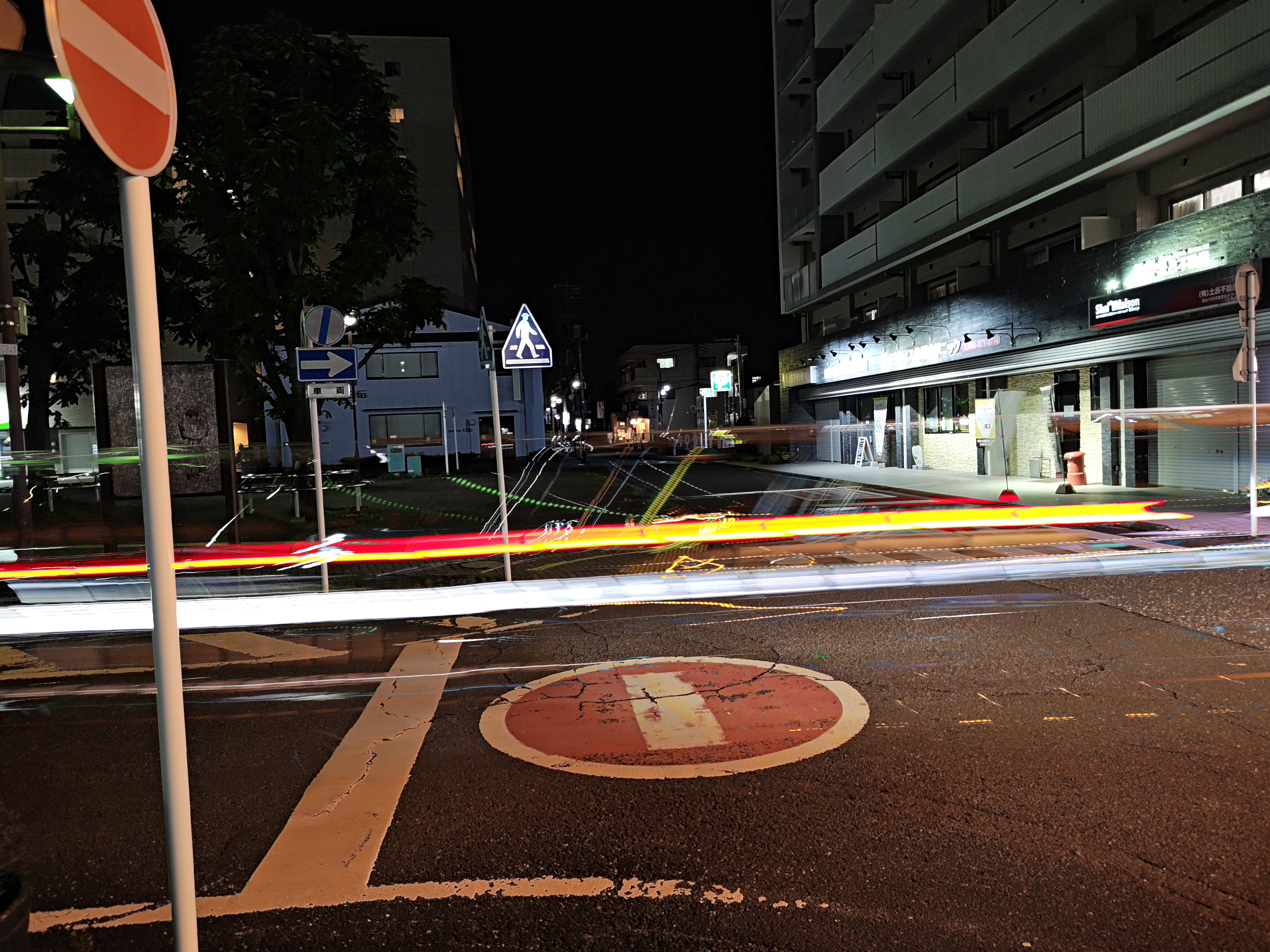 1倍で撮影(ライトトレイル)。イメージ情報:4,096×3,072ドット、シャッタースピード:1/6、絞り:F1.9、感度:ISO35、測光方式:Center weight