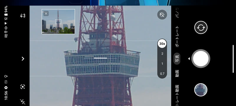 10倍以上のズーム撮影では、被写体を狙うためのプレビューが同時に表示される