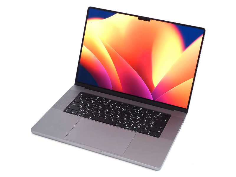 今回使用したのは編集部のMacBook Proで、CPUはM1 Max、メモリは64GB、ストレージは2TB。調べてみると当時で60万円近い構成だ。WindowsならゲーミングノートPCのウルトラハイエンドクラスだ。個人で使うにはちょっと高性能すぎるかもしれない