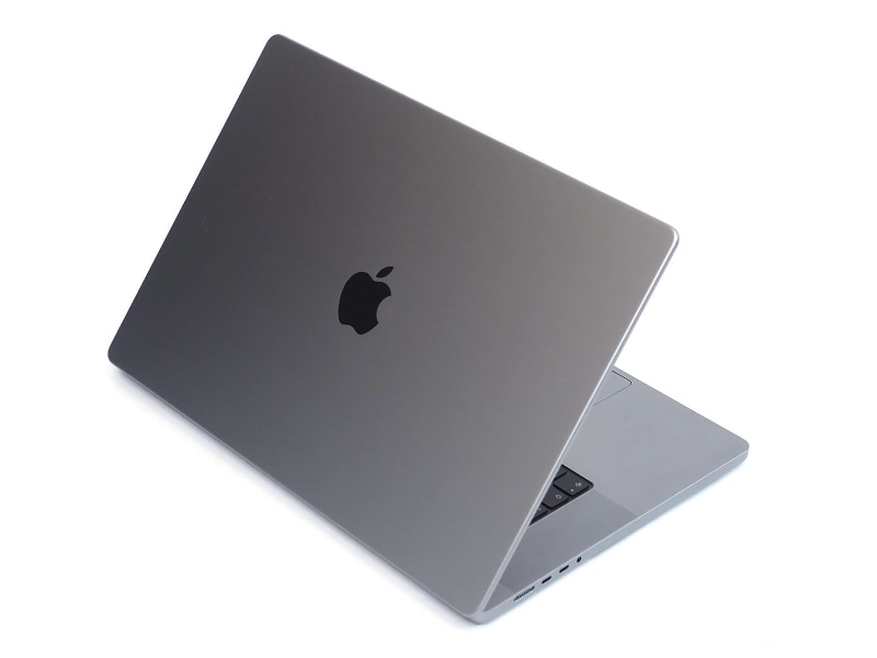 今回使用したのは編集部のMacBook Proで、CPUはM1 Max、メモリは64GB、ストレージは2TB。調べてみると当時で60万円近い構成だ。WindowsならゲーミングノートPCのウルトラハイエンドクラスだ。個人で使うにはちょっと高性能すぎるかもしれない