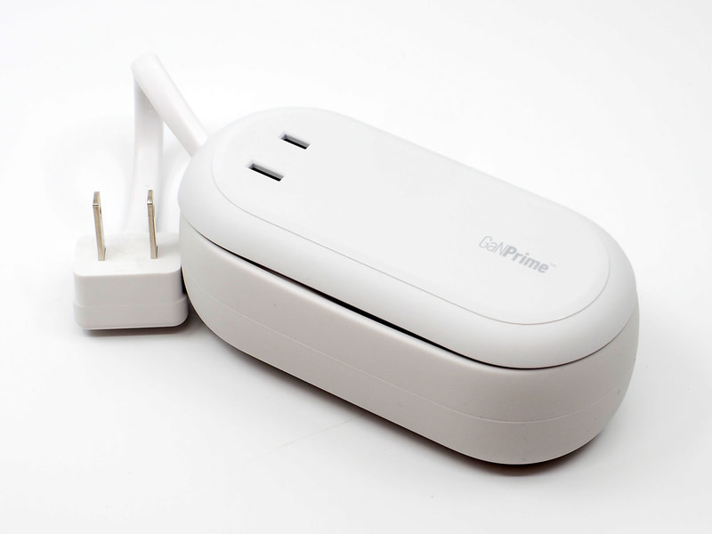 2つ目のACコンセントは製品の底面にある。本体を横倒しして使うイメージなので予備的に捉えたほうが良い