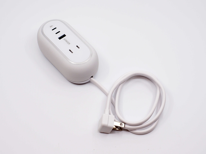 ケーブル長は0.9m。短いことは短いが、ホテルの机上で充電するには問題ない。筆者は1mと2mのUSB Type-Cケーブルを組み合わせて近く、遠くに対応している