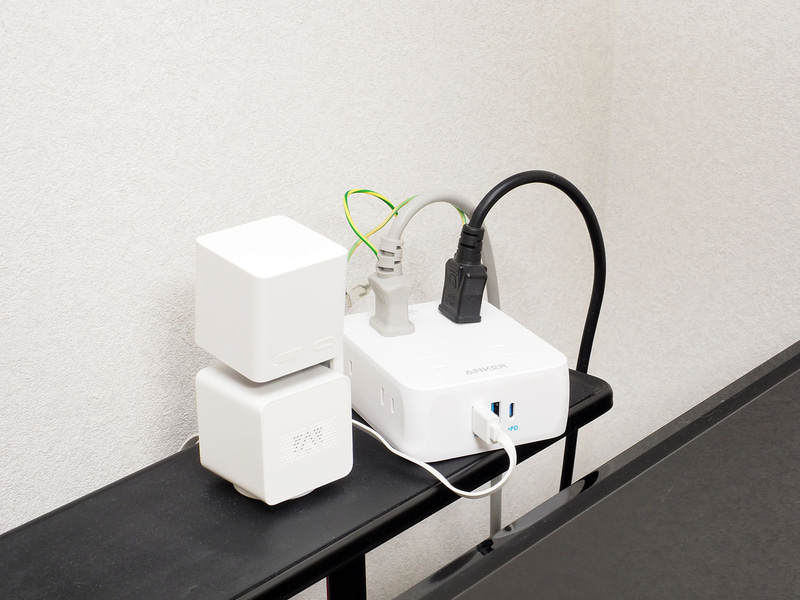 TVなどAC100V機器と見守りカメラを接続してみた。写真映りのためにTV台の上に置いたが、TVの背面に隠せば生活感を抑えられるだろう