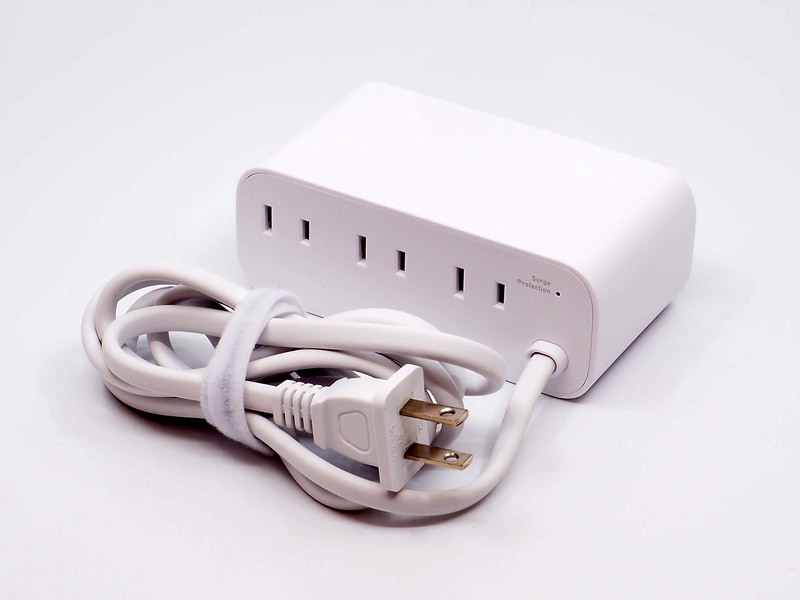 サイズが117×64×44mmとコンパクト。前面にUSBがあり抜き差ししやすく、ACコンセントは背面にあり挿しっぱなし用途向き