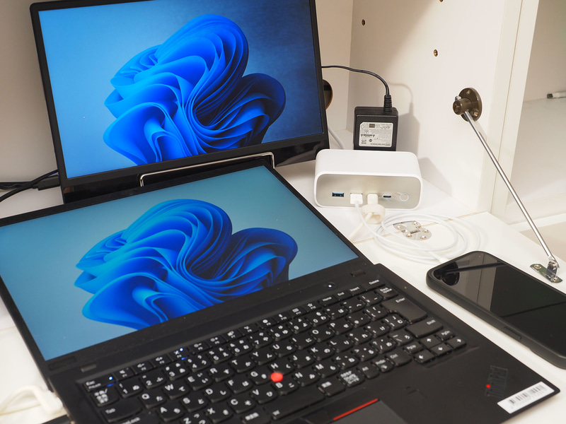 仕事机の上に置いてUSBはノートPCとスマホに、ACコンセントはディスプレイ用に……なんて使い方が良さそう