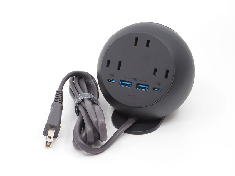 球体デザインでかわいらしい。マグネット式ワイヤレス充電パッドの反対側にACコンセントとUSBポートを備えている