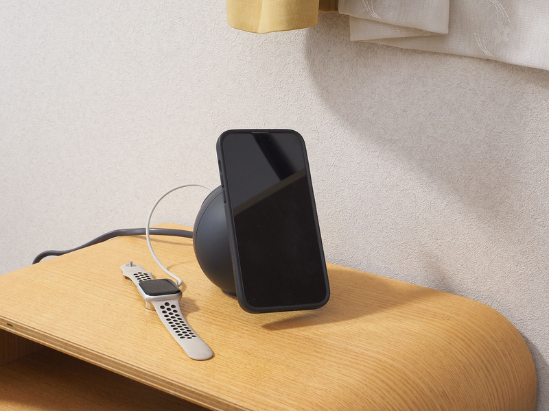 デスク上のニーズがもっとも高いと思われるが、ベッドサイドテーブルでの使用もちょうど良い