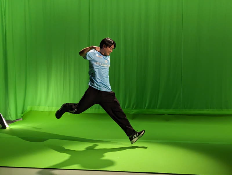 動画撮影中のワンカット。マリーザの必殺技のアクションを再現するため、ダイナミックに動くヤナイの様子が見られた