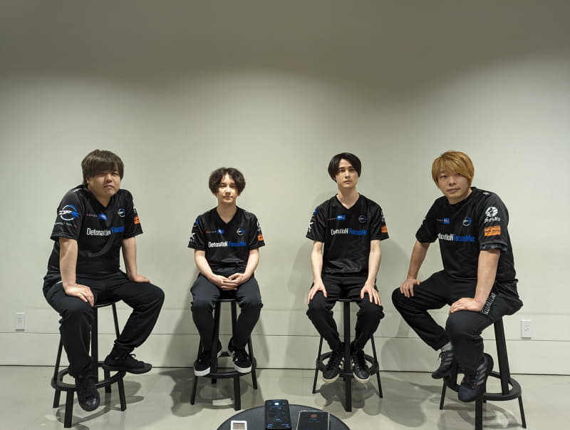 DetonatioN FocusMeのメンバーは、板橋ザンギエフ、ナウマン、竹内ジョン、まちゃぼー。この1年間で自身のストリートファイター6の活動について点数をつけるとしたら、板橋ザンギエフは60点、ナウマンは55点、竹内ジョンは75点、まちゃぼーは30点とした