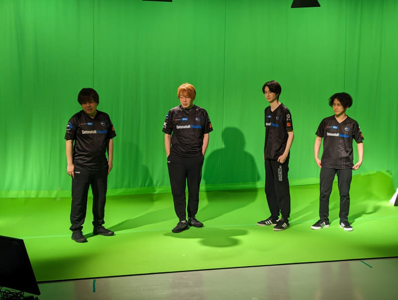 動画撮影中のワンカット。チームの雰囲気を聞かれたまちゃぼーは、元々仲が良いメンバーというのもあるが、アットホームな雰囲気なので入りやすく、上下関係のような悪い意味での隔たりがないので、楽に接する事ができて、かなり馴染んできていると語っていた