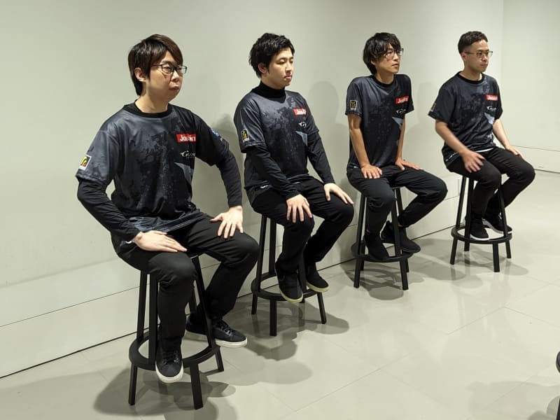 CAG OSAKAのメンバーは、GO1、フェン様、えいた、うりょ。この1年間で自身のストリートファイター6の活動について点数をつけるとしたら、GO1は70点、フェン様は40点、えいたは10点だが、飼い猫の終活や最近生まれた子供の面倒を見るなど、全てを加味すると100点、うりょは30点とした