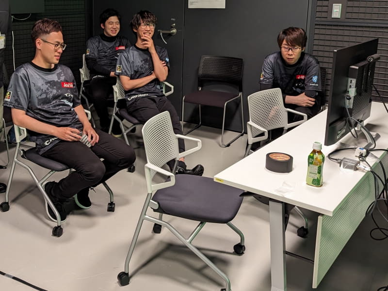 動画撮影中のワンカット。モニタをチェックするメンバーたちからは笑顔が絶えない。CAGと言えば、チーム練習を常に公開してコンテンツとして成立するレベルで最高に面白い配信を続けていた。確認してみたところ、今年もチーム練習配信をやる予定とのこと