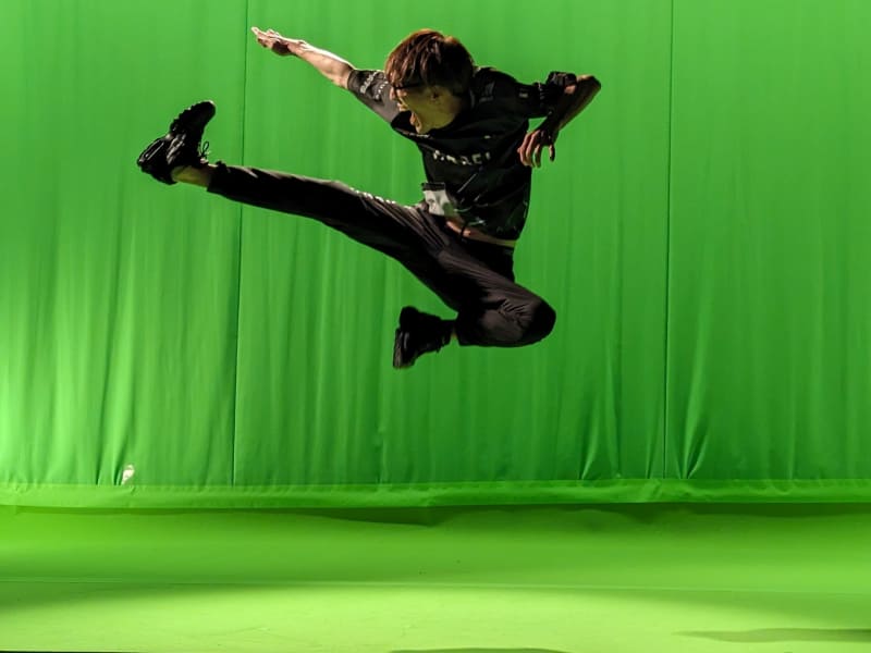 動画撮影中のワンカット。マゴが足を高く上げてのジャンプキックを披露している瞬間