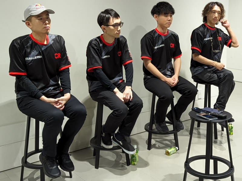 Crazy Racoonのメンバーは、奥からどぐら、Shuto、かずのこ、ボンちゃん。この1年間で自身のストリートファイター6の活動について点数をつけるとしたら、どぐらが95点、Shutoは取り組みは90点で結果は50点、かずのこは90点、ボンちゃんも90点とした