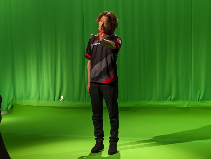 動画撮影中、ポーズを決めるどぐらのワンカットより。SFLでのベガの使用について聞かれると、例えベガが使い物にならなくてもチームメイトたちが支えてくれる……、みたいな事になると本末転倒なので、とりあえずエドをちゃんとやりつつ、ベガがやれたらというのが正直なところ、と慎重な回答を見せていた