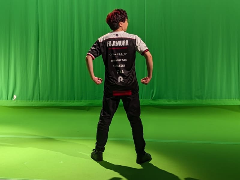 動画撮影中、使用キャラ豪鬼の必殺技、瞬獄殺の決めポーズをしている藤村のワンカット。使用キャラの豪鬼について聞かれると、全チームに豪鬼がいる感じになっているので、どの豪鬼よりも強い豪鬼になって切り抜けたいとコメントしていた