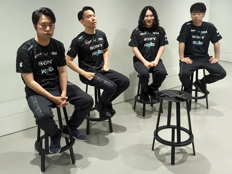 Yogibo REJECTのメンバーは、手前から順に、鶏めし、ときど、Leshar、あきら。この1年間で自身のストリートファイター6の活動について点数をつけるとしたら、ときどは90点は、あきらは50点、鶏めしは25点、赤点です! と苦笑いを浮かべ、Lesharは静かに30点とした