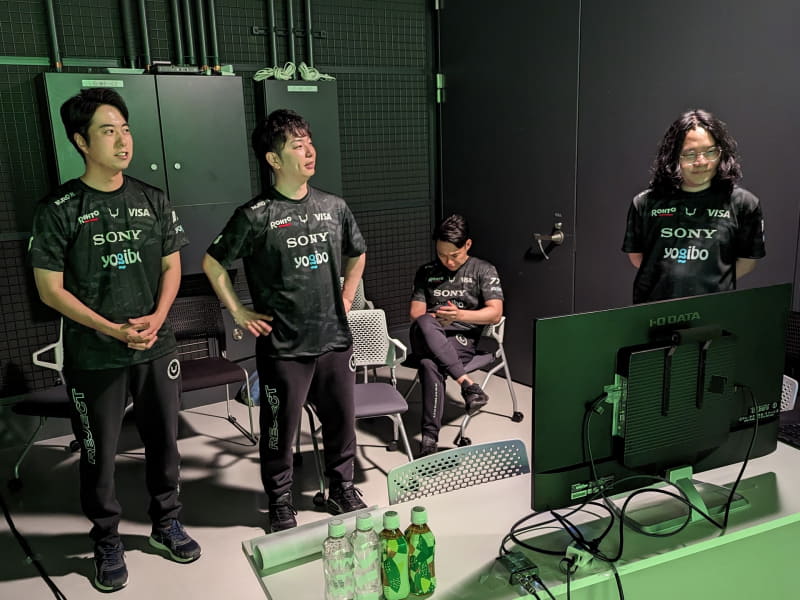 動画撮影中、ポージングのアイディアを検討中のメンバーたち。Yogibo REJECTのユニフォームには背中に背番号が書かれているが、この由来について、ときどは7月7日の誕生日から77、あきらは某サッカー漫画のタイガーなエースストライカーから9番に決めたという。Lesharは生まれた年が1999年とのことで99、鶏めしも同じ理由で1988年生まれなので88とした