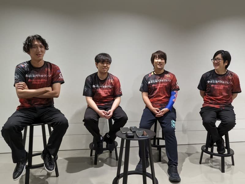 Saishunkan SOL 熊本のメンバーは、ネモ、ひぐち、ウメハラ、ふ～ど。この1年間で自身のストリートファイター6の活動について点数をつけるとしたら、ネモは大会の成果が満足できなかったので90点ぐらい、ひぐちは格闘ゲーム以外の界隈の人たちとも知り合えるなど活動の幅が広がった点を考慮して80点、大会などでもっと成果が出ていたら100点、ウメハラはリーグに参加していなかったので50～60点くらいだが、業界に貢献できたかなという点を加味すると90点くらいあげてもいい、ふ～どは100点、去年1年の成績が今年も出せたら100点あげたいので去年は100点とした