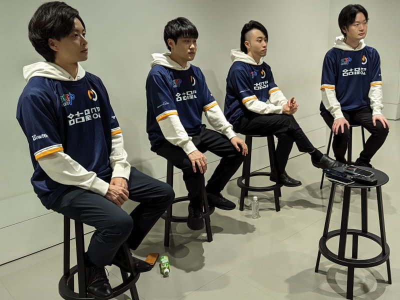 名古屋NTP OJAのメンバーは、奥からKEI.B、立川、大谷、もっちー。この1年間で自身のストリートファイター6の活動について点数をつけるとしたら、KEI.Bが大会などの戦績は70点くらいだが、配信などが少なかったためトータルで49点以下、立川はやれることはちゃんとやれていたので90点くらい、10点のマイナスはお酒の誘いに乗れる回数が少なかった点だという。大谷は70点以上あるかと思ったが、最近まだやり込みが足らない事が分かって25点、もっちーまだ結果を何も残していないためは1点とした