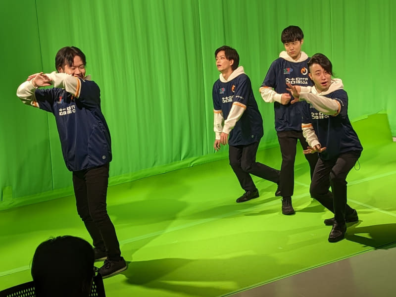 動画撮影中のワンカット。撮影中でもメンバー全員が楽しげな様子で仲の良さが伝わってくる