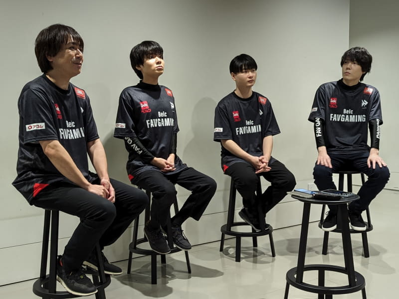 Belc FAV gamingのメンバーは、sako、りゅうせい、りゅうきち、ts。この1年間で自身のストリートファイター6の活動について点数をつけるとしたら、sakoは配信があまりできなかった点を挙げ50点、りゅうせいはYouTubeの活動継続やコーチングなど活動はよかったが大会成績を加味して60点、もっと頑張りましょうとした。りゅうきちは社会人としてゲームに関わっていたが、プロと同じくらいやり込めたなどの諸々込みで60点、tsはSFLに出場できる貴重な機会が頂ける立場になれたため80点とした