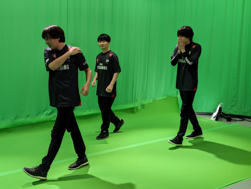 3人で颯爽と歩くシーンの動画撮影中のワンカット