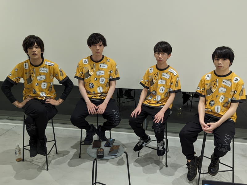 広島 TEAM iXAのメンバーは、ACQUA、じゃじぃ、ひかる、ひびき。この1年間で自身のストリートファイター6の活動について点数をつけるとしたら、ACQUAはリーグや大会の成績などで結果が出ていないため51点、じゃじぃは結果が大事だと思っている時期に結果が出せていないため0点、ひかるはA.K.I.追加後、使い続けた事が今につながっているとして80点、ひびきは去年の12月からプロとして活動を開始したが、それまでは兼業でやる中で頑張って評価されて今の位置にいるので、自分には90点をあげたいとした