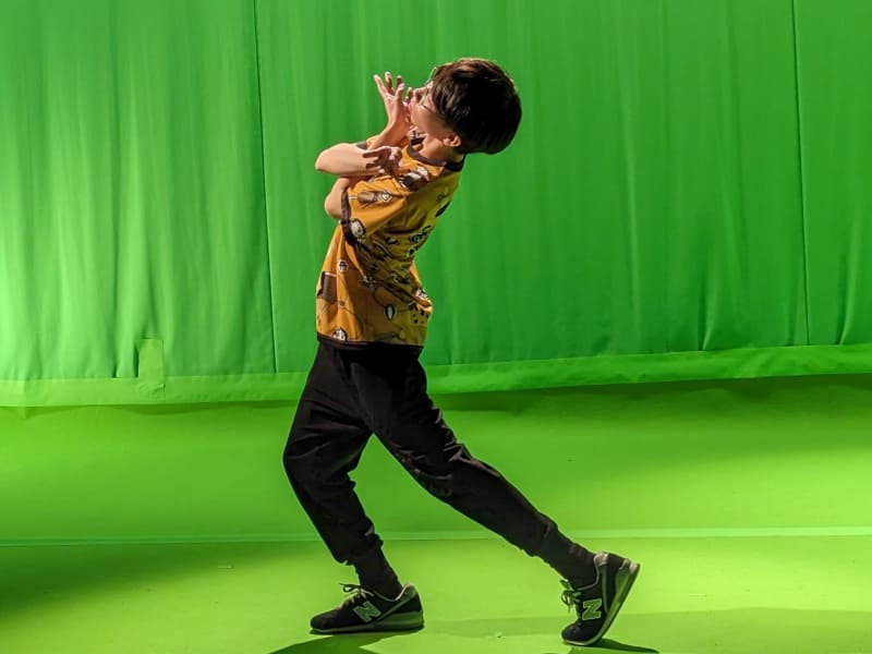 動画撮影中、A.K.I.のポーズを決めるひかるのワンカット