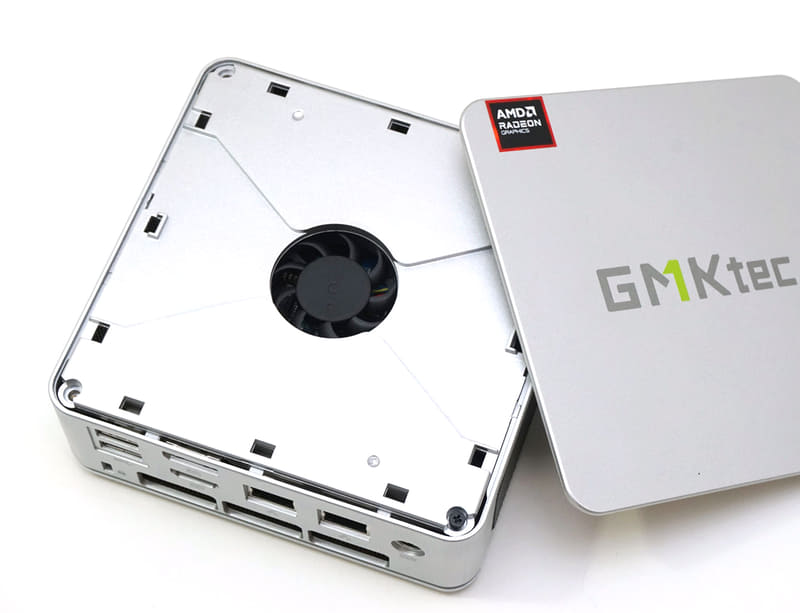 天板を外すと内部プレートと小さなファンが見える