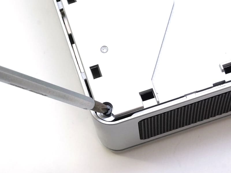 内部プレートは4隅でネジ止めされているので、これを外しておく