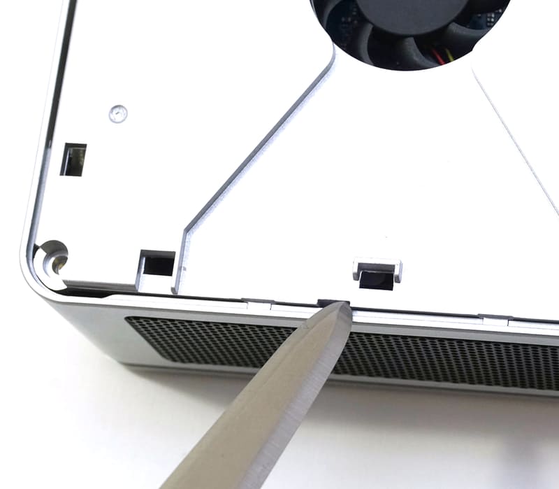 先端が細くて薄い工具をへこみに挿し、ちょっとだけ押しながら内部プレートを上に持ち上げる