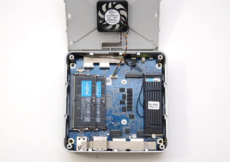 こんな感じで内部にアクセスできるようになる。メモリスロットは2基搭載済み、2280サイズ用のM.2スロットが1基空いた状態