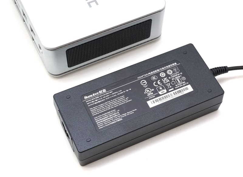 付属するACアダプタ。電源コネクタは3ピンタイプだ