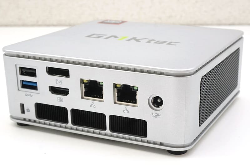 両側面と背面にはメッシュの通気口が設けられている