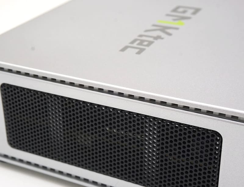 前面には電源ボタンとヘッドセット端子、USB4、USB 3.1ポートを装備