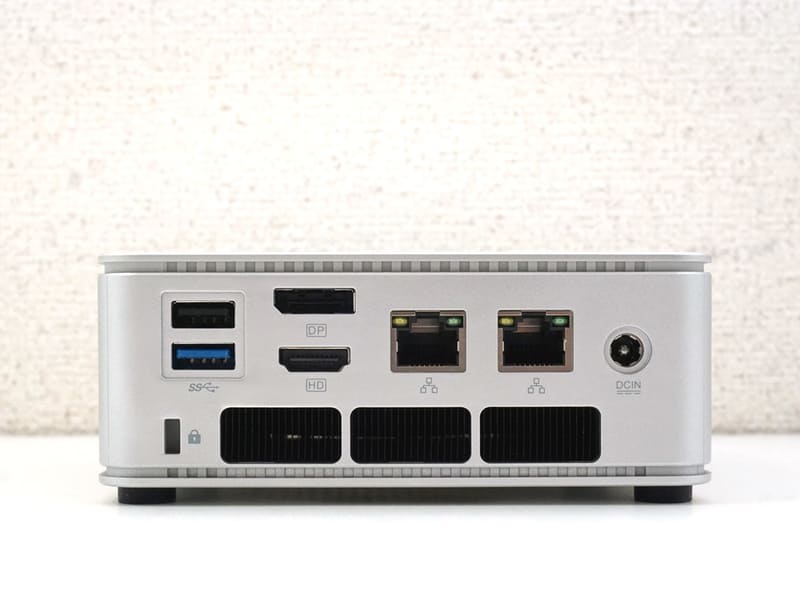 背面には有線LAN端子を2基、HDMIとDisplayPort、USB 3.0ポートとUSB 2.0ポートという構成