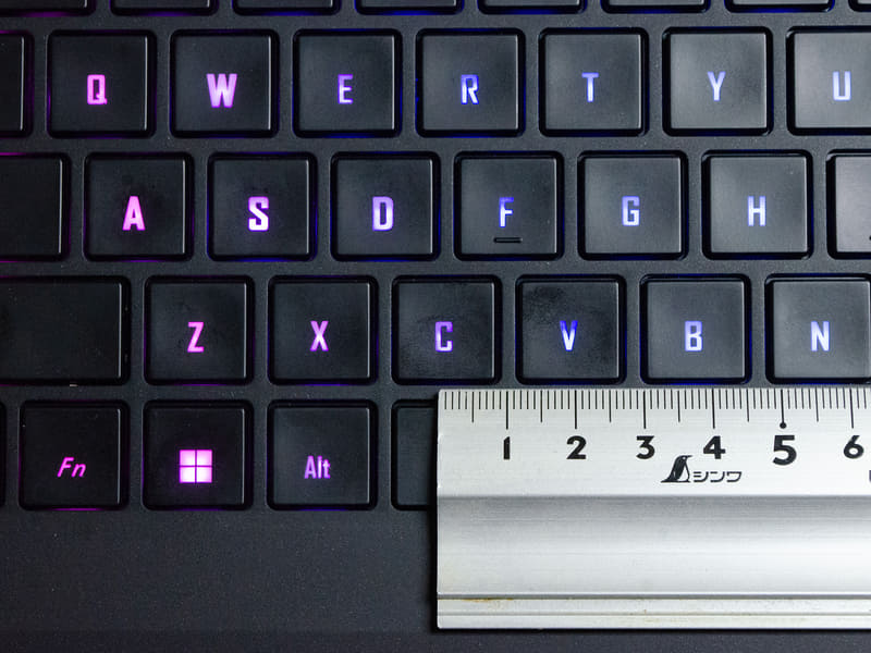 キーピッチは実測で約18mm。17.3型でフットプリントが大きいため他のキーも含め余裕がある