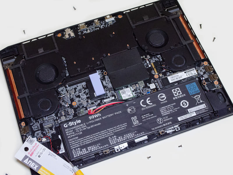 無事6角T6で裏パネルが開いたところ。中央辺りのネジ2つはシールを剥がす必要があり、おそらくサポート対象外になるので要注意